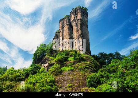 Formations rocheuses bordant le neuf bend river ou à 56 Dongpo Wuyishan ou Le Mont Wuyi Wuyi dans la zone panoramique de la Chine dans la province du Fujian Banque D'Images