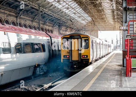 Train part avec un nuage de fumée de diesel Banque D'Images