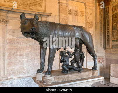 Le Musée Capitolin She-Wolf, une statue en bronze représentant un loup allaitant Romulus et Remus, les musées du Capitole, Rome, Italie Banque D'Images