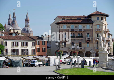 Le Prato della Valle, Padoue, Italie, un grand espace public, un des plus grands espaces urbains en Europe, Banque D'Images