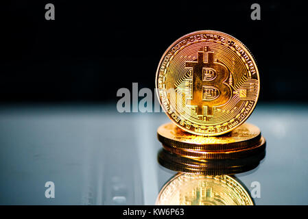 Les Bitcoins sur surface réfléchissante, de couleur d'or des pièces de monnaie pour BTC cryptocurrency Banque D'Images