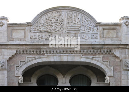 Une inscription de plaque en arabe qui se lit "nous ferons et construisons comme ils ont construit et ont fait - 1929, Conseil suprême musulman », une référence à ceux qui ont construit le Dôme du Rocher et la Mosquée Al-Aqsa sur le Mont du Temple reste sur la façade de l'hôtel Waldorf Astoria à Jérusalem-Ouest Israël. Ce bâtiment, appelé Palace Hotel, a été mis en service en 1929 par le Grand Mufti Hajj Amin-El Husseini de Jérusalem et devait faire partie d’un complexe universitaire musulman qui était alors la ligne de démarcation entre musulmans et juifs à Jérusalem. Banque D'Images