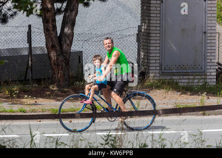 Père avec fils à vélo ensemble sur un vélo République tchèque enfant à vélo sans casque Banque D'Images