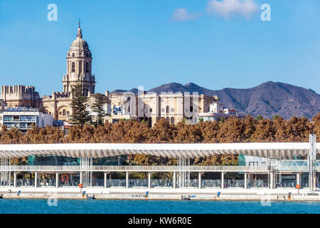 Vue sur la cathédrale de Malaga, Espagne port Muelle Uno Banque D'Images