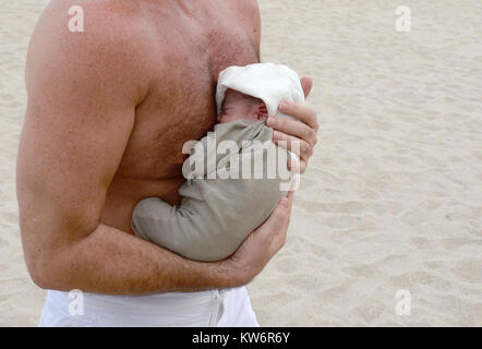 MIAMI, FLORIDE - 24 février : les nouveaux parents Simon Cowell et Lauren Silverman profiter de Miami Beach, avec leur fils Eric Cowell et leur Yorkshire Terriers, Sqiddly et Diddly. Cowell et Silverman se félicite de leur fils le jour de la Saint Valentin il y a 10 jours. Le couple a également émis un avertissement de la police alors qu'il n'y a pas de chiens sur la plage à Miami, politique le 24 février 2014 à Miami, Floride Personnes : Eric Cowell Banque D'Images