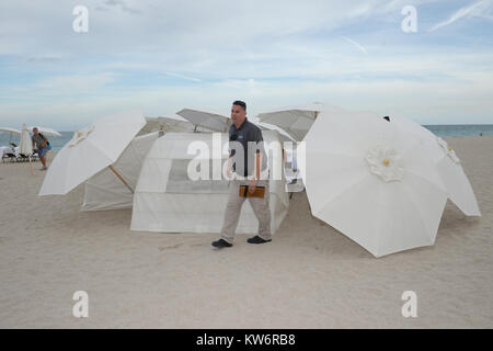 MIAMI, FLORIDE - 24 février : les nouveaux parents Simon Cowell et Lauren Silverman profiter de Miami Beach, avec leur fils Eric Cowell et leur Yorkshire Terriers, Sqiddly et Diddly. Cowell et Silverman se félicite de leur fils le jour de la Saint Valentin il y a 10 jours. Le couple a également émis un avertissement de la police alors qu'il n'y a pas de chiens sur la plage à Miami, politique le 24 février 2014 à Miami, Floride Personnes : Simon Cowell Police  Banque D'Images