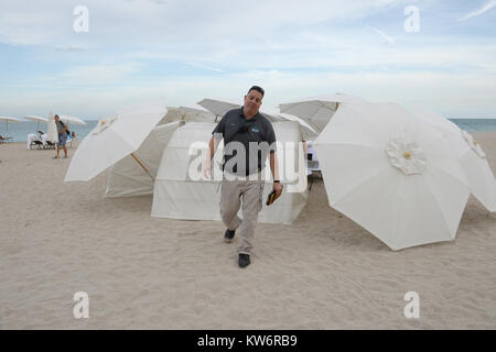 MIAMI, FLORIDE - 24 février : les nouveaux parents Simon Cowell et Lauren Silverman profiter de Miami Beach, avec leur fils Eric Cowell et leur Yorkshire Terriers, Sqiddly et Diddly. Cowell et Silverman se félicite de leur fils le jour de la Saint Valentin il y a 10 jours. Le couple a également émis un avertissement de la police alors qu'il n'y a pas de chiens sur la plage à Miami, politique le 24 février 2014 à Miami, Floride Personnes : Simon Cowell Police  Banque D'Images