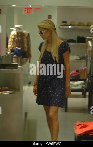 MIAMI BEACH, FL - 07 DÉCEMBRE : Paris Hilton va faire les courses à South beach portant une robe à pois bleu le 7 décembre 2014 à Miami Beach, Floride Personnes : Paris Hilton Banque D'Images