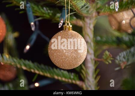 Golden Christmas Ornament on christmas Banque D'Images