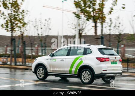 Déménagement shot de la SAIC eRX5 International Amtran batterie voiture électrique EV400 conduit à Pudong comme offert par EVcard système de partage de voiture. Banque D'Images