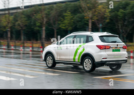 Déménagement shot de la SAIC eRX5 International Amtran batterie voiture électrique EV400 conduit à Pudong comme offert par EVcard système de partage de voiture. Banque D'Images