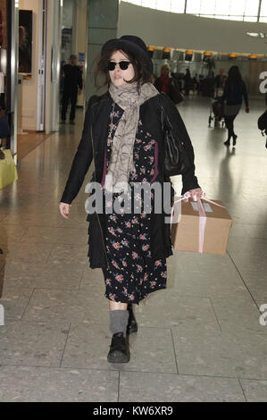 Londres, ANGLETERRE - 08 mars : actrice anglaise Helena Bonham Carter l'ECS est illustré de quitter l'aéroport Heathrow de Londres. le 8 mars 2012 à Londres, Angleterre les gens : Helena Bonham Carter Banque D'Images