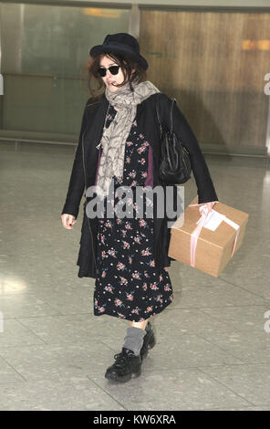 Londres, ANGLETERRE - 08 mars : actrice anglaise Helena Bonham Carter l'ECS est illustré de quitter l'aéroport Heathrow de Londres. le 8 mars 2012 à Londres, Angleterre les gens : Helena Bonham Carter Banque D'Images