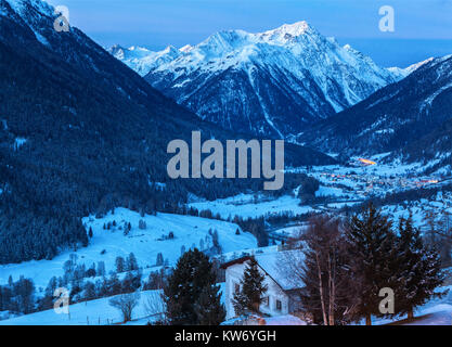 Paysage de la vallée de l'Engadine au crépuscule en hiver, la Suisse. Guarda, Basse Engadine, Grisons, Suisse. Banque D'Images