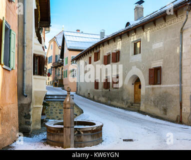 Petite rue avec ses maisons typiques et une fontaine dans la partie la plus ancienne de Guarda, Auberge de district, canton des Grisons, Suisse. Banque D'Images