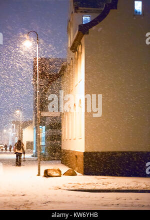 Tempête de neige en soirée d'hiver, Akureyri, Islande du nord. Banque D'Images