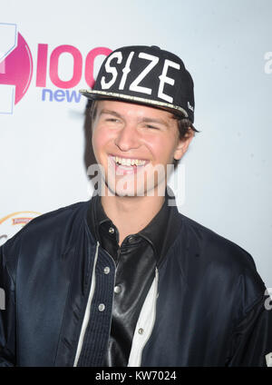 NEW YORK, NY - 12 DÉCEMBRE : Ansel Elgort assiste à la z100 Jingle Ball au Madison Square Garden le 12 décembre 2014 à New York City People : Ansel Elgort Banque D'Images