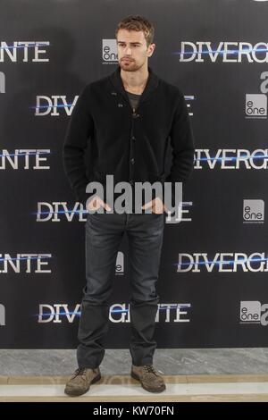 MADRID, ESPAGNE - AVRIL 03 : Theo James assister à un photocall pour «divergente du Villa Magna hotel le 3 avril 2014 à Madrid, Espagne. People : Theo James Banque D'Images