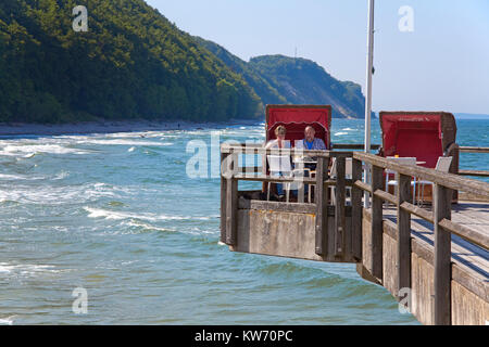 Terrasse suspendue de restaurant sur le quai, l'île de Rügen, Sellin, Mecklembourg-Poméranie-Occidentale, de la mer Baltique, l'Allemagne, de l'Europe Banque D'Images