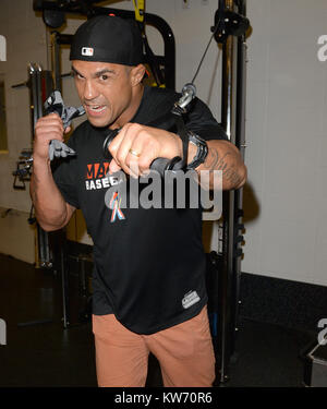 MIAMI, FLORIDE - 19 août : (COUVERTURE EXCLUSIVE) UFC Fighter Vitor Belfort rend visite à ses amis et Marlin Miami attrape une coupe rapide avec les Marlins à Headzup Coiffure Hugo "Jus" Tandron avant leur match au Parc des Marlins. Vitor Vieira Belfort est un artiste martial mixte brésilien et ancien champion poids lourd UFC Light ainsi que 12 UFC Heavyweight Champion du tournoi. Belfort est né à Rio de Janeiro et a étudié avec le jiu-jitsu Gracie, à savoir la famille Carlson Gracie. À compter du 22 juillet 2014, il est # 2 dans le classement officiel de poids moyen de l'UFC, # 13 à # 12 light heavyweight et livre-pour-poun Banque D'Images