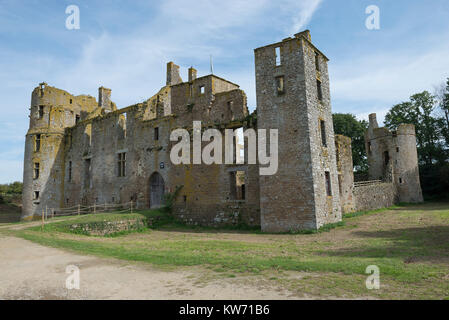 Le Château du Bois Thibault est un 15e siècle ruines du château de Lassay-les-Châteaux, France. Banque D'Images