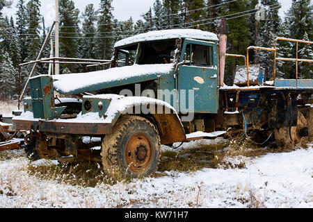Vieux camion abandonné dans la neige Banque D'Images