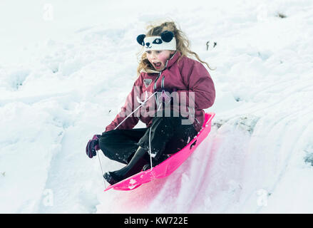 Jessica Morley luge près de l'Église maisons dans le North York Moors National Park. Banque D'Images