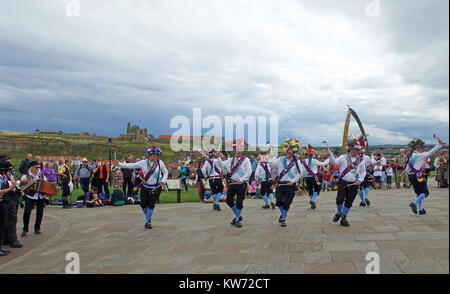 Earlsdon Morris (Lancashire Clog Morris) dancing près du mémorial Cooke, Whitby. Whitby Semaine folklorique. Banque D'Images