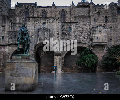 Personne seule un jour de pluie dans la région de Ramon Berenguer Square et Palais Royal, dans la ville de Barcelone, quartier Gothique Banque D'Images