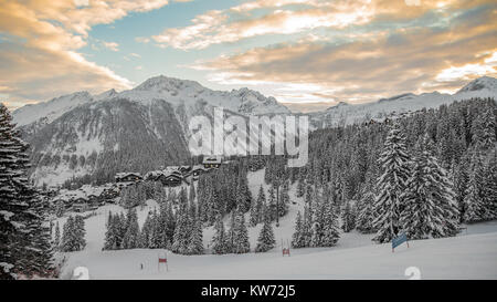 Un paysage vue sur Courchevel 1850 station de ski dans les Alpes de France une partie de la vallée 3 station de ski dans les Alpes françaises une belle destination ski Banque D'Images