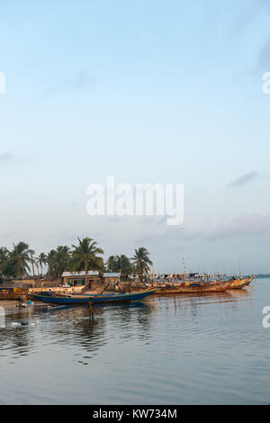 Les bateaux de pêche traditionnels, Volta River, Ada Foah,Région Grand Accra, Ghana, Afrique Banque D'Images