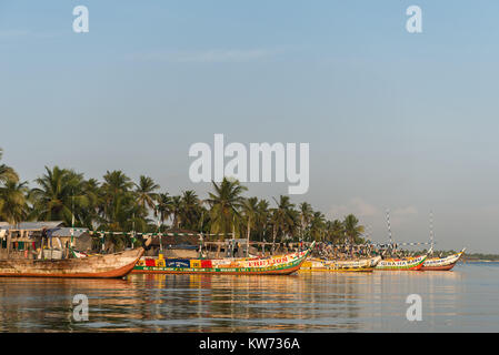 Les bateaux de pêche traditionnels, Volta River, Ada Foah,Région Grand Accra, Ghana, Afrique Banque D'Images