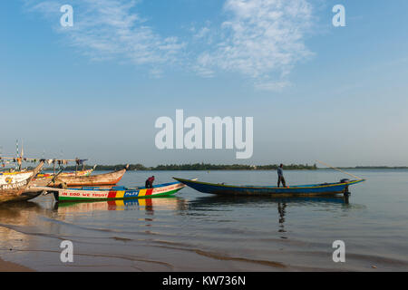 Les bateaux de pêche traditionnels, Volta River, Ada Foah,Région Grand Accra, Ghana, Afrique Banque D'Images