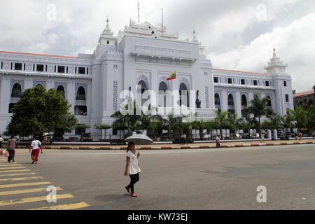 Goverment immeuble sur la place principale de Yangon, Myanmar Banque D'Images