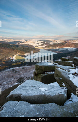 Ladybower reservoir vu de Bamford Edge sur un matin d'hiver enneigé dans le Peak District, Derbyshire, Angleterre. Banque D'Images