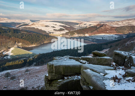 Ladybower reservoir vu de Bamford Edge sur un matin d'hiver enneigé dans le Peak District, Derbyshire, Angleterre. Banque D'Images