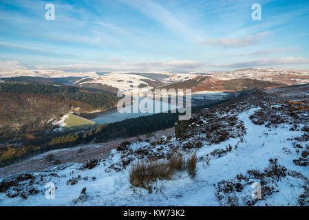 Ladybower reservoir vu de Bamford Edge sur un matin d'hiver enneigé dans le Peak District, Derbyshire, Angleterre. Banque D'Images