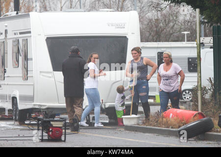 Les voyageurs dans un parking à côté de Cambridge Cambridge University's St John's Innovation Centre où ils ont mis en place accueil pour la période de Noël. Une famille de voyageurs 132 a mis en place le camp sur un ancien site park and ride afin qu'ils puissent passer Noël ensemble - à côté d'un parc technologique prestigieux appartenant à l'Université de Cambridge. Les voyageurs qui ont déjà les décorations de Noël, avait déjà emballé leurs 50 caravanes sur à la gare parking, mais hier (mardi) qu'ils ont été expulsés et tourner à l'angle de la nouvelle place, à côté de St John's Innovation Park. Banque D'Images