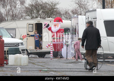 Les voyageurs dans un parking à côté de Cambridge Cambridge University's St John's Innovation Centre où ils ont mis en place accueil pour la période de Noël. Une famille de voyageurs 132 a mis en place le camp sur un ancien site park and ride afin qu'ils puissent passer Noël ensemble - à côté d'un parc technologique prestigieux appartenant à l'Université de Cambridge. Les voyageurs qui ont déjà les décorations de Noël, avait déjà emballé leurs 50 caravanes sur à la gare parking, mais hier (mardi) qu'ils ont été expulsés et tourner à l'angle de la nouvelle place, à côté de St John's Innovation Park. Banque D'Images