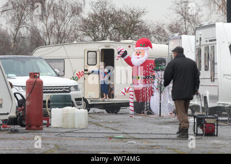 Les voyageurs dans un parking à côté de Cambridge Cambridge University's St John's Innovation Centre où ils ont mis en place accueil pour la période de Noël. Une famille de voyageurs 132 a mis en place le camp sur un ancien site park and ride afin qu'ils puissent passer Noël ensemble - à côté d'un parc technologique prestigieux appartenant à l'Université de Cambridge. Les voyageurs qui ont déjà les décorations de Noël, avait déjà emballé leurs 50 caravanes sur à la gare parking, mais hier (mardi) qu'ils ont été expulsés et tourner à l'angle de la nouvelle place, à côté de St John's Innovation Park. Banque D'Images