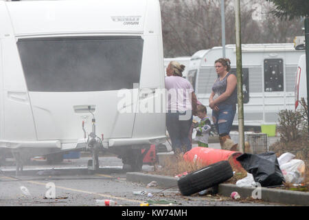 Les voyageurs dans un parking à côté de Cambridge Cambridge University's St John's Innovation Centre où ils ont mis en place accueil pour la période de Noël. Une famille de voyageurs 132 a mis en place le camp sur un ancien site park and ride afin qu'ils puissent passer Noël ensemble - à côté d'un parc technologique prestigieux appartenant à l'Université de Cambridge. Les voyageurs qui ont déjà les décorations de Noël, avait déjà emballé leurs 50 caravanes sur à la gare parking, mais hier (mardi) qu'ils ont été expulsés et tourner à l'angle de la nouvelle place, à côté de St John's Innovation Park. Banque D'Images