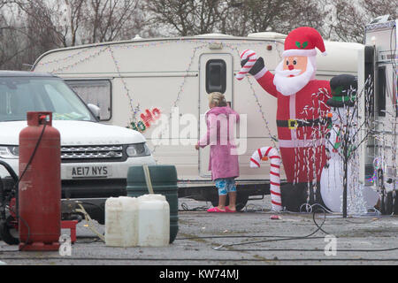 Les voyageurs dans un parking à côté de Cambridge Cambridge University's St John's Innovation Centre où ils ont mis en place accueil pour la période de Noël. Une famille de voyageurs 132 a mis en place le camp sur un ancien site park and ride afin qu'ils puissent passer Noël ensemble - à côté d'un parc technologique prestigieux appartenant à l'Université de Cambridge. Les voyageurs qui ont déjà les décorations de Noël, avait déjà emballé leurs 50 caravanes sur à la gare parking, mais hier (mardi) qu'ils ont été expulsés et tourner à l'angle de la nouvelle place, à côté de St John's Innovation Park. Banque D'Images