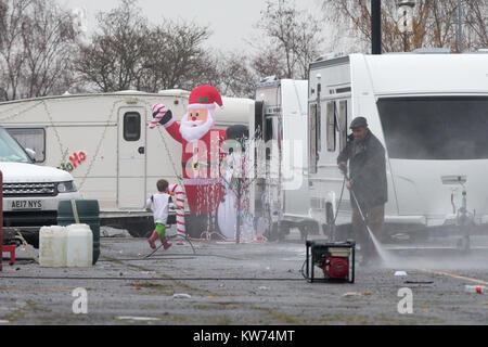 Les voyageurs dans un parking à côté de Cambridge Cambridge University's St John's Innovation Centre où ils ont mis en place accueil pour la période de Noël. Une famille de voyageurs 132 a mis en place le camp sur un ancien site park and ride afin qu'ils puissent passer Noël ensemble - à côté d'un parc technologique prestigieux appartenant à l'Université de Cambridge. Les voyageurs qui ont déjà les décorations de Noël, avait déjà emballé leurs 50 caravanes sur à la gare parking, mais hier (mardi) qu'ils ont été expulsés et tourner à l'angle de la nouvelle place, à côté de St John's Innovation Park. Banque D'Images