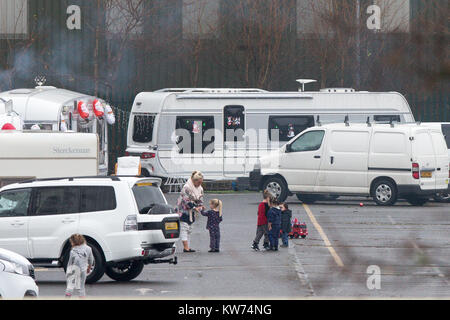 Les voyageurs dans un parking à côté de Cambridge Cambridge University's St John's Innovation Centre où ils ont mis en place accueil pour la période de Noël. Une famille de voyageurs 132 a mis en place le camp sur un ancien site park and ride afin qu'ils puissent passer Noël ensemble - à côté d'un parc technologique prestigieux appartenant à l'Université de Cambridge. Les voyageurs qui ont déjà les décorations de Noël, avait déjà emballé leurs 50 caravanes sur à la gare parking, mais hier (mardi) qu'ils ont été expulsés et tourner à l'angle de la nouvelle place, à côté de St John's Innovation Park. Banque D'Images