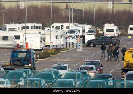 Les voyageurs dans un parking à côté de Cambridge Cambridge University's St John's Innovation Centre où ils ont mis en place accueil pour la période de Noël. Une famille de voyageurs 132 a mis en place le camp sur un ancien site park and ride afin qu'ils puissent passer Noël ensemble - à côté d'un parc technologique prestigieux appartenant à l'Université de Cambridge. Les voyageurs qui ont déjà les décorations de Noël, avait déjà emballé leurs 50 caravanes sur à la gare parking, mais hier (mardi) qu'ils ont été expulsés et tourner à l'angle de la nouvelle place, à côté de St John's Innovation Park. Banque D'Images