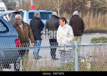 Les voyageurs dans un parking à côté de Cambridge Cambridge University's St John's Innovation Centre où ils ont mis en place accueil pour la période de Noël. Une famille de voyageurs 132 a mis en place le camp sur un ancien site park and ride afin qu'ils puissent passer Noël ensemble - à côté d'un parc technologique prestigieux appartenant à l'Université de Cambridge. Les voyageurs qui ont déjà les décorations de Noël, avait déjà emballé leurs 50 caravanes sur à la gare parking, mais hier (mardi) qu'ils ont été expulsés et tourner à l'angle de la nouvelle place, à côté de St John's Innovation Park. Banque D'Images