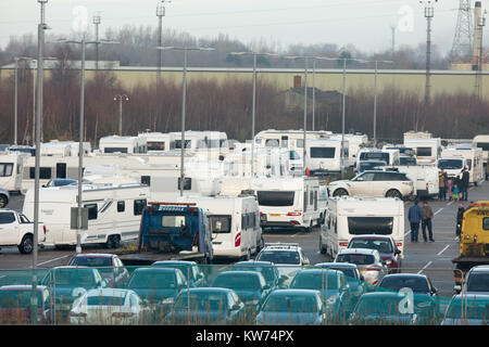 Les voyageurs dans un parking à côté de Cambridge Cambridge University's St John's Innovation Centre où ils ont mis en place accueil pour la période de Noël. Une famille de voyageurs 132 a mis en place le camp sur un ancien site park and ride afin qu'ils puissent passer Noël ensemble - à côté d'un parc technologique prestigieux appartenant à l'Université de Cambridge. Les voyageurs qui ont déjà les décorations de Noël, avait déjà emballé leurs 50 caravanes sur à la gare parking, mais hier (mardi) qu'ils ont été expulsés et tourner à l'angle de la nouvelle place, à côté de St John's Innovation Park. Banque D'Images