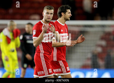 Le Middlesbrough Ben Gibson (à gauche) et de Middlesbrough George ami après le match de championnat à Sky Bet Stade Riverside, Middlesbrough. Banque D'Images