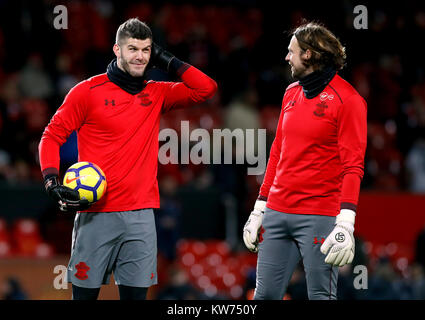 Le gardien de Southampton Fraser Forster (à gauche) et Stuart Taylor lors de la pré-match réchauffer avant la Premier League match à Old Trafford, Manchester. Banque D'Images