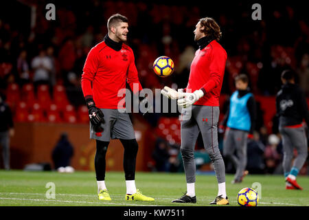 Le gardien de Southampton Fraser Forster (à gauche) et Stuart Taylor lors de la pré-match réchauffer avant la Premier League match à Old Trafford, Manchester. Banque D'Images